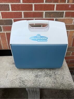 Igloo Playmate MaxCold Cooler 16-18 Quart Blue White Lunch Cooler Picnic Camping